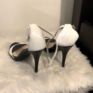Blk/white open toe heel